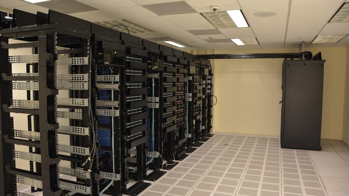agenti IA e server di un data center, sale macchine dove girano i modelli di intelligenza artificiale